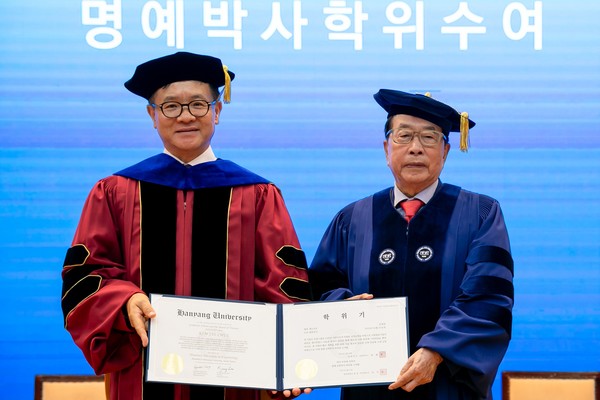 ▲ 김재철 동원그룹 명예회장(오른쪽)이 19일 한양대학교 백남학술정보관에서 열린 학위 수여식에서 이기정 한양대학교 총장과 기념 촬영을 하고 있다.