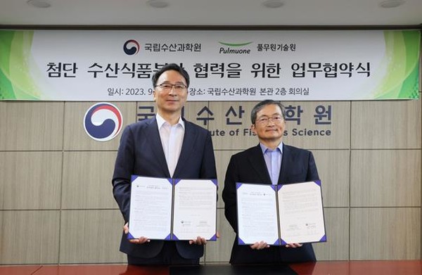▲ 지난 18일 부산광역시 기장군 국립수산과학원에서 열린 '첨단 수산식품분야 협력을 위한 업무협약식'에서 풀무원기술원 이상윤 원장(오른쪽)과 국립수산과학원 우동식 원장이 협약 체결 후 기념촬영을 하고 있다.