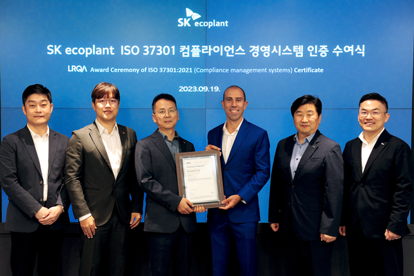 ▲ 방성종 SK에코플랜트 ESG센터장(왼쪽 세번째)과 루이스 쿤하(Luis Cunha) 로이드 인증원 아시아태평양 총괄매니저(왼쪽 네번째) 등 관계자들이 준법경영 표준 인증 'ISO 37301' 취득 수여식에서 기념 촬영을 하고 있다.