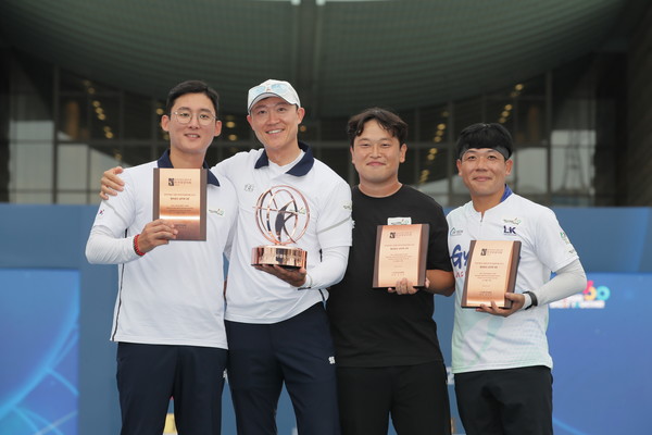 ▲'현대자동차 정몽구배 한국양궁대회 2023'에서 남자 컴파운드 부문 1·2·3위를 휩쓴 현대제철 소속 선수들(왼쪽부터 김종호, 최용희, 강동현)이 사진을 촬영하고 있다(맨 오른쪽은 4위를 차지한 인천계양구청 윤영준 선수).
