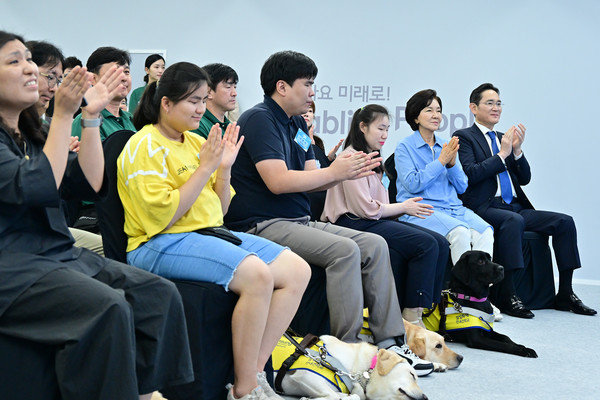 ▲ (오른쪽부터) 이재용 삼성전자 회장, 홍라희 前 삼성미술관 리움 관장, 시각장애인 파트너들의 모습
