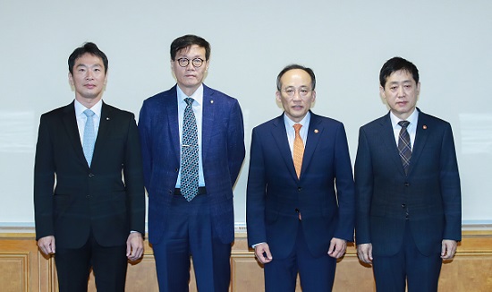 ▲ 21일 오전에 열린 비상거시경제금융회의에 참석한 (왼쪽부터) 이복현 금융감독원장, 이창용 한국은행 총재, 추경호 부총리 겸 기획재정부장관, 김주현 금융위원장