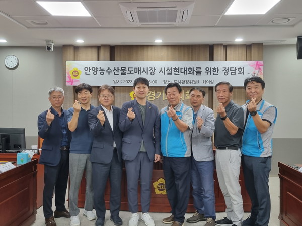 ▲유영일 위원장(왼쪽 네번째)이 참석자들과 기념사진 촬영을 하고 있다
