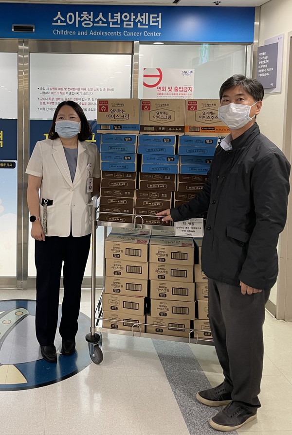 ▲이진석 매일유업 아이스크림TF 본부장(오른쪽)이 지난 25일 서울대어린이병원에 제품을 전달하고 있다.