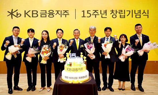 ▲ 윤종규 KB금융그룹 회장이 장기 근속 직원들과 함께 기념촬영을 하고 있다.