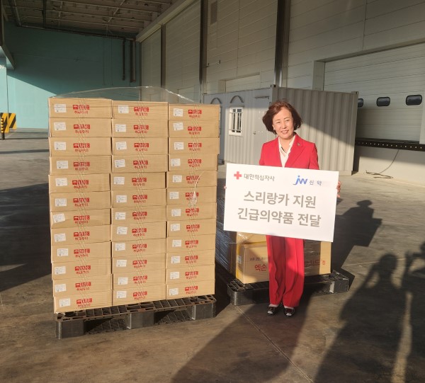 ▲JW신약이 한국마약퇴치운동본부의 요청에 따라 국가부도 사태로 어려움을 겪고 있는 스리랑카 국민을 지원하기 위해 대한적십자사에 의약품을 기부했다. 김필여 한국마약퇴치운동본부 이사장이 기부 의약품 전달 기념촬영을 하고 있다.