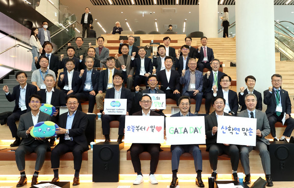2023년 GAIA-day 행사에서 김동연 경기도지사, 최재붕 경기도산학협력단협의회장, 김종하 중소기업중앙회 경기지역본부장, 김정회 한국반도체산업협회 부회장, 이승규 한국바이오협회 부회장, 나승식 한국자동차연구원장 등이 기념촬영을 하고 있다.
