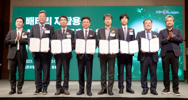▲(왼쪽부터) 에코프로 이승환 미래전략본부장, 현대글로비스 이규복 대표이사, 기아 국내사업본부장 권혁호 부사장, 이철우 경북도지사, 에코프로 송호준 대표이사, 에바싸이클 류지훈 대표이사, 경북테크노파크 하인성 원장, 기아 국내eBiz솔루션실장 윤승규 상무.