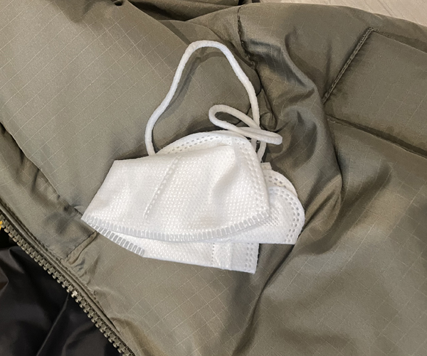 ▲패딩 주머니에서 발견된 마스크