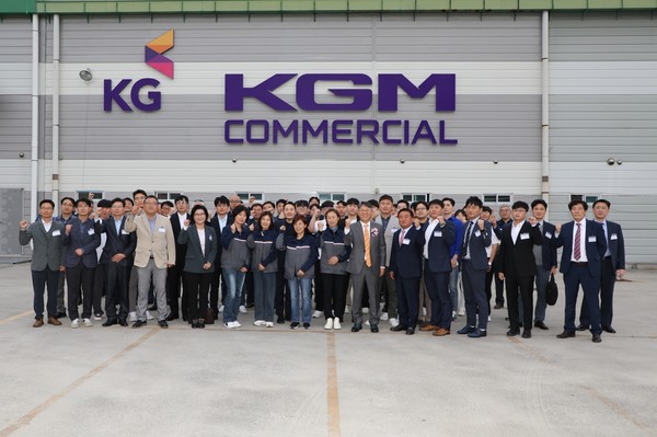 ▲곽재선 KG모빌리티 회장이 지난 6일 KGM커머셜 함양공장에서 열린 취임식을 통해 KGM커머셜 회장에 공식 취임했다(사진 오른쪽 6번째 곽재선 회장, 5번째 KGM커머셜 김종현 대표이사)