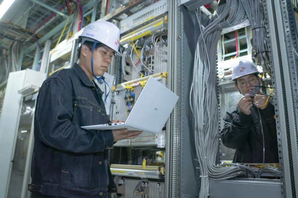 ▲5G 백본에 도입된 400Gbps 급 유선망을 정비하는 모습.