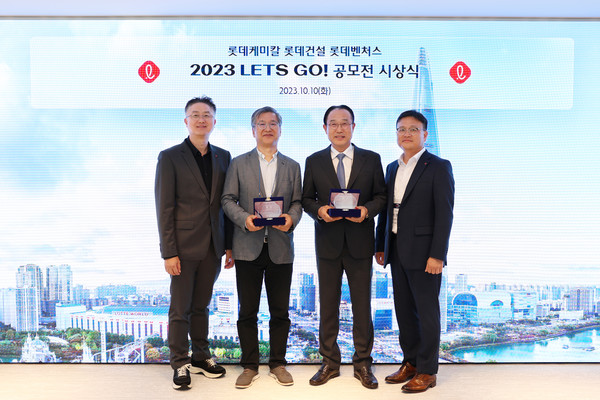 ▲석원균 롯데건설 기술연구원장(오른쪽에서 첫번째)과 황민재 롯데케미칼 종합기술원장(왼쪽에서 첫번째)이 대상을 수상한 김학일 비젼인 대표(왼쪽에서 두번째), 엄석호 삼목에스폼 대표(오른쪽에서 두번째)와 기념촬영을 하고 있다