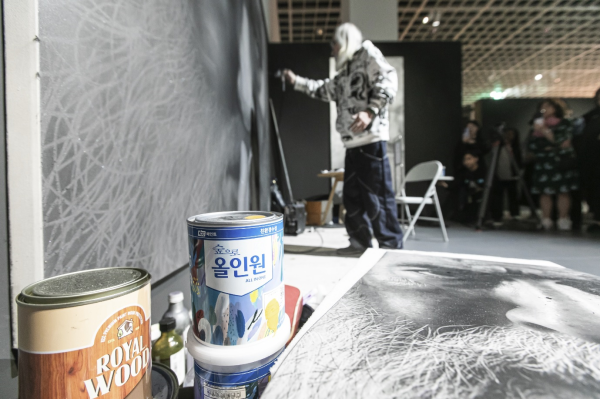 ▲강형구 작가가 ‘ATO - 아름다운 선물' 전시회에서 퍼포먼스를 선보이고 있다