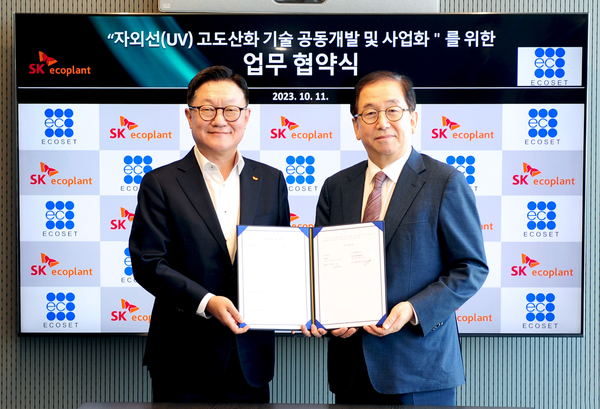 ▲김병권 SK에코플랜트 에코랩센터 대표(왼쪽)과 김형태 ㈜에코셋 대표가 협약 체결 후 기념 촬영을 하고 있다
