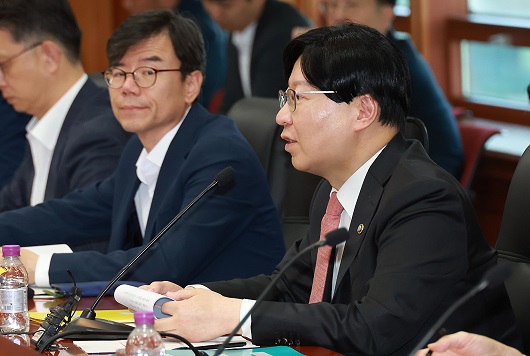 ▲ 김소영 금융위원회 부위원장이 16일 열린 ESG 금융 추진단 제3차 회의에서 기업·투자자, 학계·전문가, 유관기관 등과 국내 ESG 공시제도 로드맵에 대해 논의하고 있다.