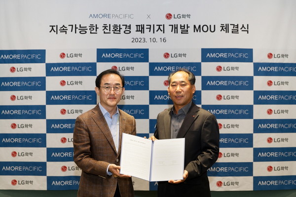 ▲ LG화학 NCCPO사업부장 양선민 전무(오른쪽), 아모레퍼시픽 SCM 유닛장 강명구 전무