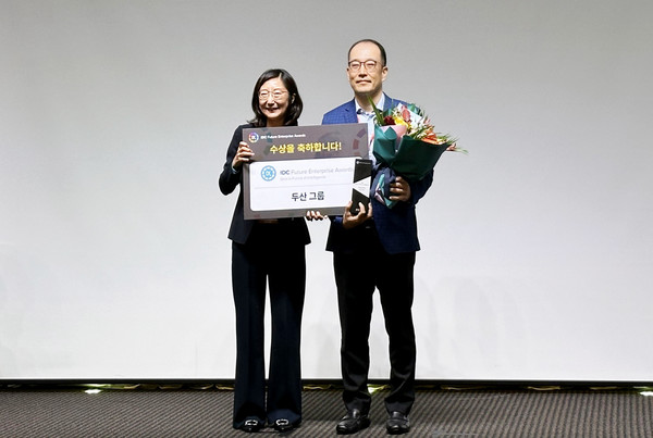 ▲IDC 퓨처 엔터프라이즈 어워드 시상식이 끝난 뒤 DDI HoD 조직을 총괄하는 로버트 오 부사장(오른쪽)이 한국IDC 한은선 지사장과 기념사진을 촬영하고 있다.