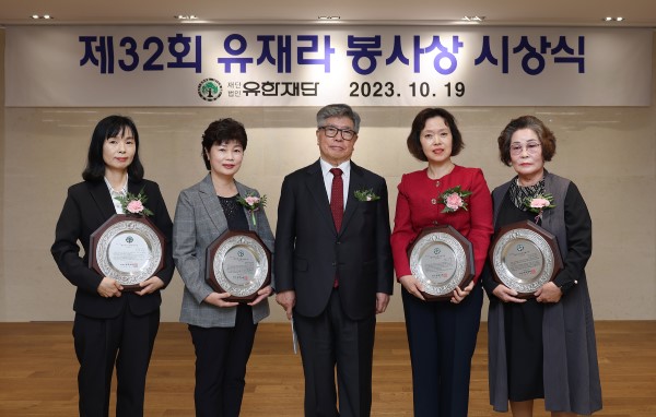▲(왼쪽부터) 이진경 교사, 이금옥 간호사, 김중수 이사장, 김소은 원장, 이태옥 지부장