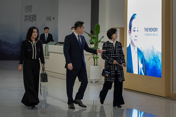왼쪽부터 이서현 삼성복지재단 이사장, 이재용 삼성전자 회장, 홍라희 전 삼성미술관 리움 관장