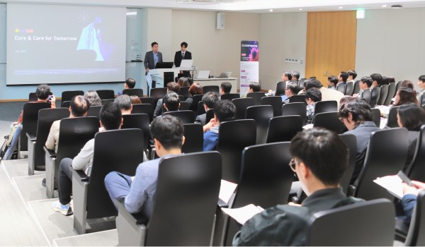 ▲한준희 C> 부문장이 CDMO 네트워크 데이에서 회사 소개를 하고 있다.