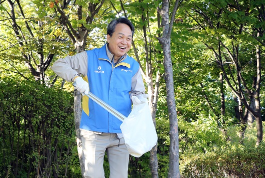 ▲ 이날 행사에 참석한 진옥동 신한금융그룹 회장이 플로깅을 하고 있다.