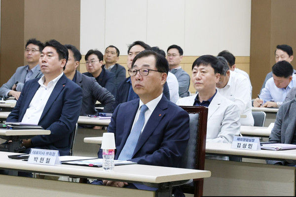▲ 롯데건설 박현철 부회장을 비롯한 전 임원이 ‘경영진 안전 마인드셋 강의’를 듣고 있다.