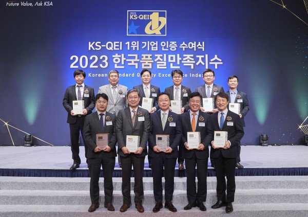 ▲KCC를 비롯한 4개사 수상자 및 행사 관계자가 기념사진을 촬영하고 있다.