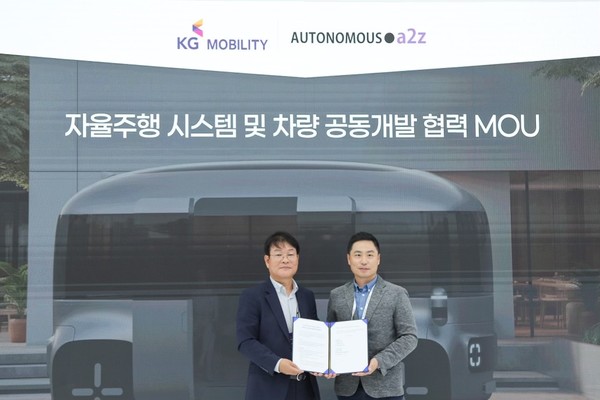 ▲KG모빌리티 권용일 기술연구소장(사진 왼쪽)과 오토노머스에이투지 한지형 대표가 자율주행 시스템 개발 협력을 위한 양해각서(MOU)를 체결하고 기념촬영을 하고 있다.