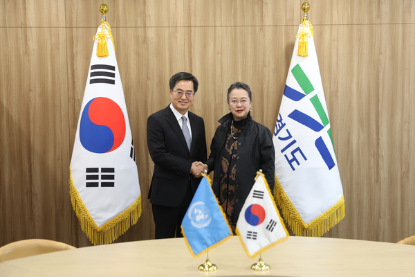 김동연 경기도지사(왼쪽), UN ESCAP 아미다 살시아 엘리스자바나 사무총장