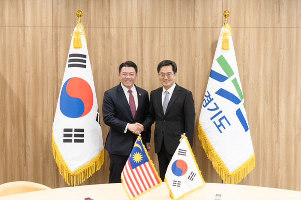 데이비드 응아 코 밍 말레이시아 지방정부발전부 장관(왼쪽), 김동연 경기도지사