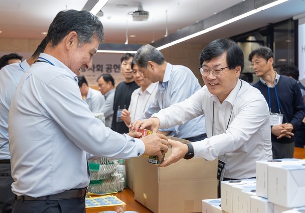 ▲ 김회언 HDC현대산업개발 대표(사진 오른쪽)와 황기만 세아건설 대표(왼쪽)가 용산에 거주하는 참전용사와 상이군경에게 전달할 선물을 포장하고 있다.