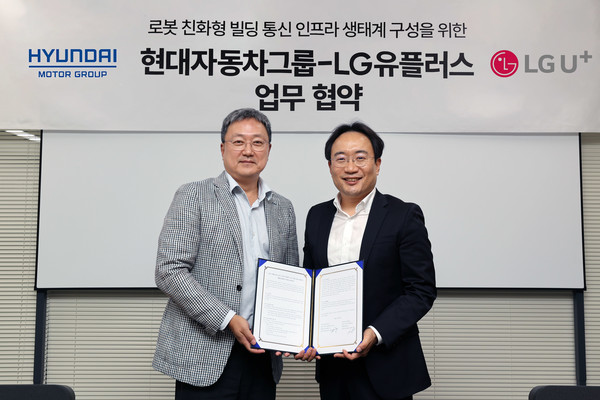 ▲LG유플러스 기업 신사업그룹장 임장혁 전무(왼쪽), 현대차∙기아 로보틱스랩장 현동진 상무