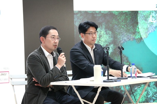 ▲ 30일 오전에 열린 '2022년 은행 사회공헌활동 현황' 설명회에서 발언하고 있는 이인균 은행연합회 본부장(왼쪽)과 정해민 지속가능경영부장