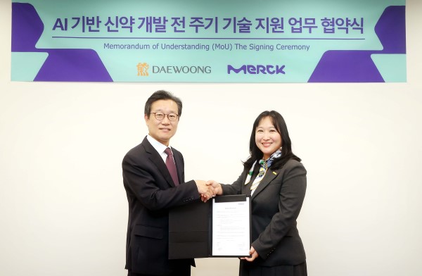 ▲박준석 대웅제약 신약센터장(왼쪽), 정지영 머크 라이프사이언스 사이언스 앤 랩 솔루션 대표