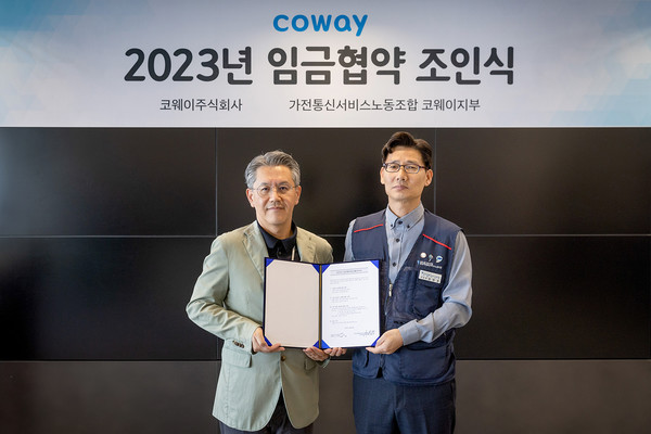 ▲서장원 코웨이 대표이사(왼쪽), 임창경 코웨이지부 지부장