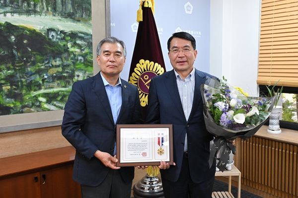 ▲서울시의회 김현기 의장(왼쪽)과 캐리어에어컨 구자익 부사장(