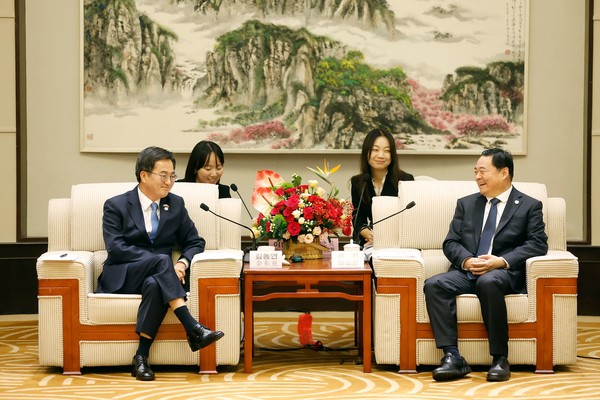 김동연 경기도지사(왼쪽), 하오펑 랴오닝성 당서기