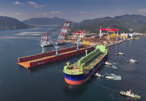 ▲ 경남 고성군 소재 SK오션플랜트 생산기지에서 호주 바로사 FPSO 선체(Hull)가 출항하고 있다.