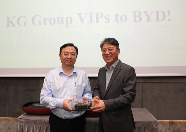 ▲KG모빌리티가 BYD와 전기차 핵심 부품인 '배터리 팩 한국 공장 협약'과 함께 '차세대 하이브리드 시스템 공동개발 협약'을 체결했다. 오른쪽은 KG모빌리티 곽재선 회장, 왼쪽은 BYD 왕찬푸 회장.