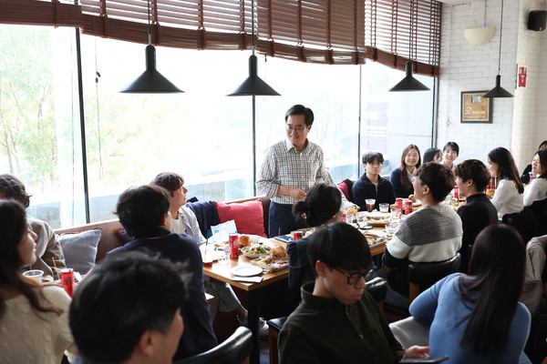 2일 중국 칭화대 인근에서 김동연 경기도지사와 칭화대 한국유학생회가 간담회를 하고 있다