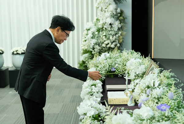 ▲이재현 CJ 회장이 故 손복남 고문 추모식에서 헌화하고 있다