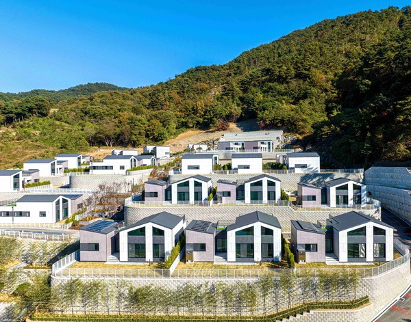 ▲ DL이앤씨가 전남 구례군 산동면에 준공한 국내 최초의 ‘타운형 모듈러 단독주택 단지’ 모습.
