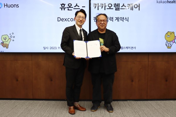 ▲윤상배 휴온스 대표(왼쪽), 황희 카카오헬스케어 대표