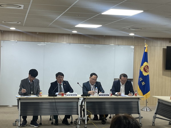 ▲김재훈 의원(왼쪽 두 번째)이 정담회에 참석해 의견을 청취하고 있다.