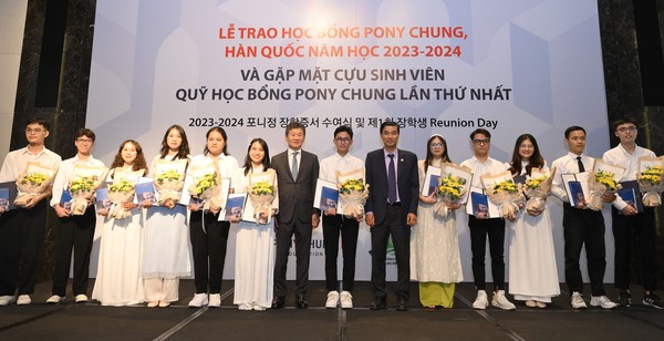 ▲ (왼쪽 일곱 번째부터) 정몽규 포니정재단 이사장, 포니정 베트남 장학생, 하노이국립대학교 응우옌 황 하이 부총장 등 관계자와 포니정 베트남 장학생들이 기념 촬영을 하고 있다.