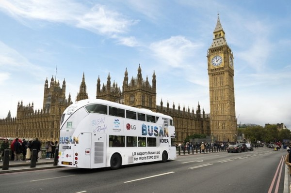 ▲'LG 엑스포 버스'가 영국 런던의 대표적 랜드마크인 빅벤 앞을 지나고 있다.