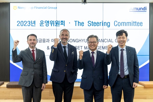 ▲ (사진 왼쪽부터) 앤서니 멜러 Amundi 파트너십 부총괄, 올리비에 마리에 Amundi 파트너십 총괄 임원, 길정섭 NH농협금융 부사장, 박찬규 NH농협금융 에셋전략부장