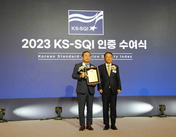 ▲박찬복 롯데글로벌로지스 대표이사(왼쪽), 강명수 한국표준협회 회장