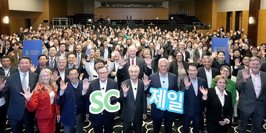 ▲ 지난 8일 SC제일은행 본사에서 열린 SC그룹 연말 글로벌 타운홀에서 박종복 SC제일은행장(가운데), 호세 비냘스 SC그룹 이사회 의장(박 행장 왼쪽), 빌 윈터스 SC그룹 회장(박 행장 오른쪽) 및 SC그룹 이사진 및 경영진들이 SC제일은행 임직원들과 기념촬영을 하고 있다.