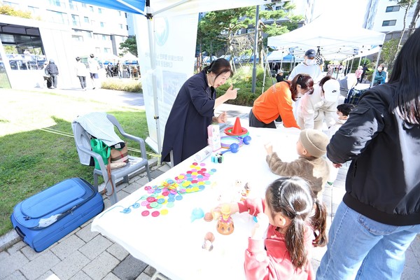 ▲ '운서역 푸르지오 더 스카이' 한마당 축제에 참여한 어린이들이 행사를 즐기고 있다.